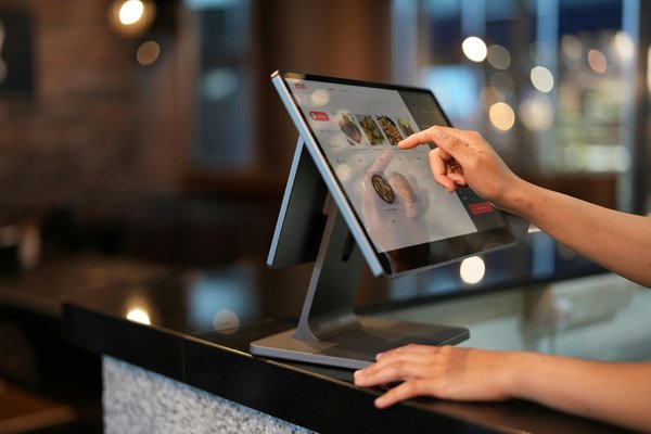 Borne tactile : l'outil incontournable pour votre restaurant